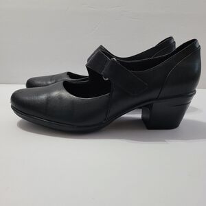 Clarks Black Chunky Heel Maryjane Pumps with Matte Finish Size 9